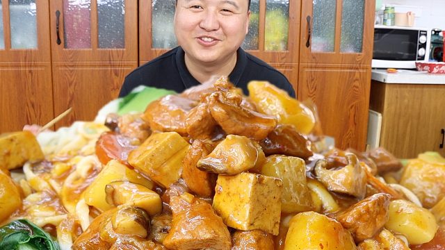 达拉特人早上最喜欢的早点，土豆哨子面条，抱着碗一顿狂吸超过瘾