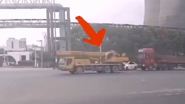 一个由小汽车引发的乱战！真幸运