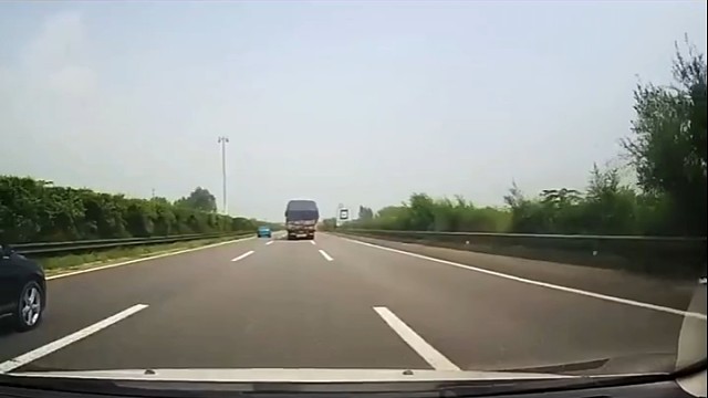 货车司机故意别车，差点酿成大祸