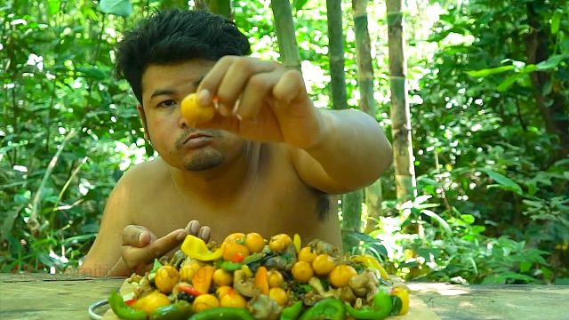 捡几个鸡蛋炒一锅，一个人吃真过瘾