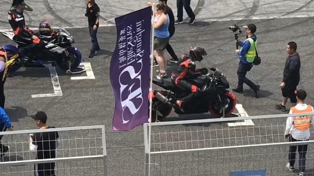 没人打伞，也不需要太花里胡哨