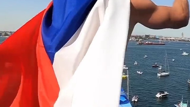 每个人心中都有一个“超级英雄”梦。#极限运动#跳水