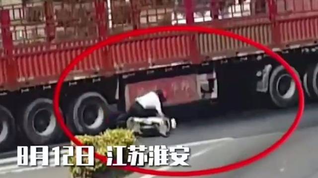 闯红灯男子被抢黄灯货车撞成重伤，交警：双方同责！