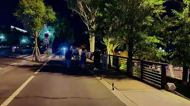 结束一天的工作，下班回宿舍路上，夜色很美，路灯很亮，才理解那句：目之所及皆是回忆，心之所向，皆是过往