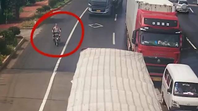摩托车闯进卡车盲区，危险就此发生了