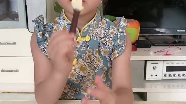 亲子互动游戏，宝贝在吃勺子