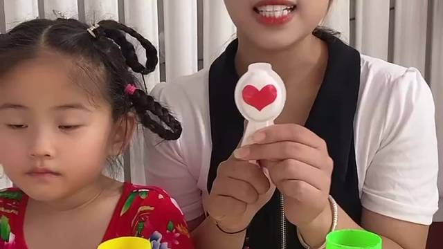 亲子互动游戏，宝贝给我个皮怎么吃呀