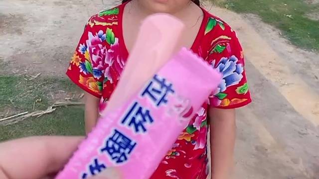 亲子互动游戏，宝贝给你拉丝酸奶吃