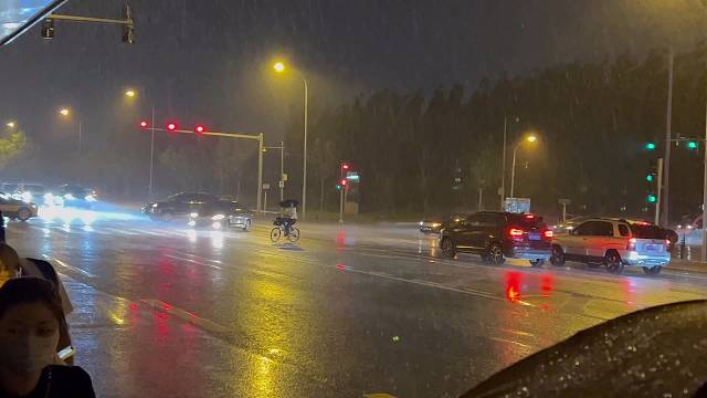 雨下的这么大，淋湿的人早晚回家