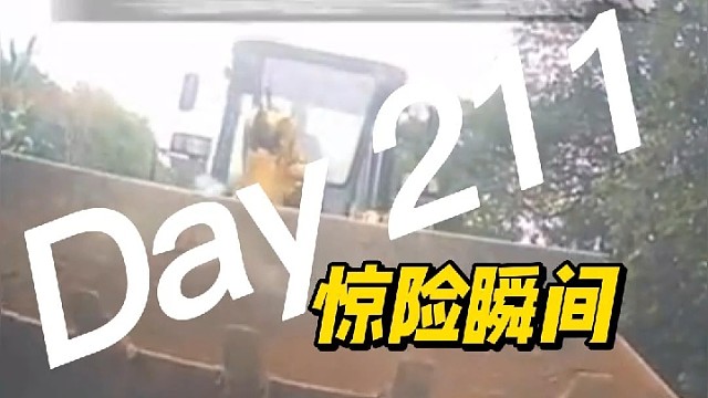 路遇“挖掘机”怼脸，小车被吓惨
