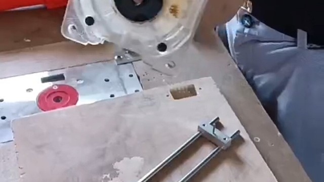 木工培训学校分享木工培训班老师手把手教学员安装木门开木门锁孔的方法