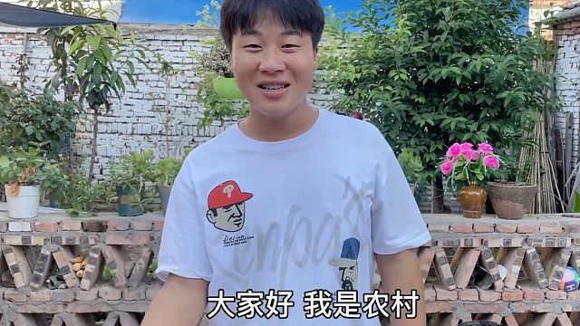 叔叔生日母子都去祝贺，小伙特意准备神秘大礼，老爸却自责又难过