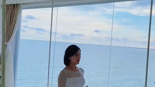 美女在家里练瑜伽，姿势绝美！