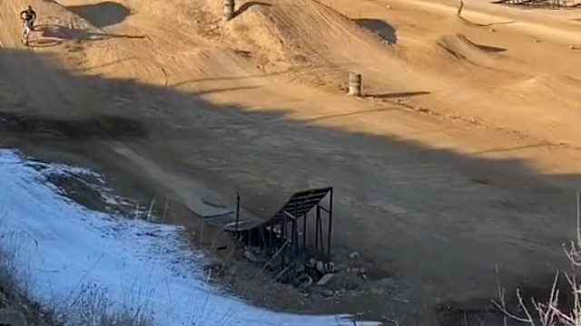 摩托车是这么骑的吗