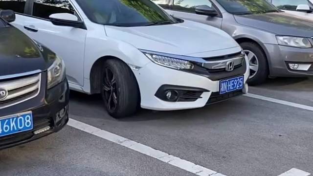 很多人考完驾照都不知道出库时什么时候打方向，今天我教你二招，避免刮蹭。#汽车知识#每天分享汽车知识