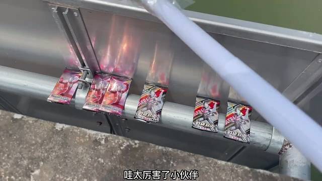 捡卡视频来了，小伙发现古桥有卡包就去捡。