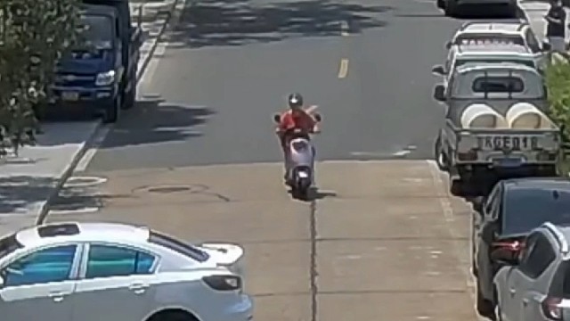 女司机倒车过于紧张，一脚油门把骑车女子撞到，幸好撞的是车