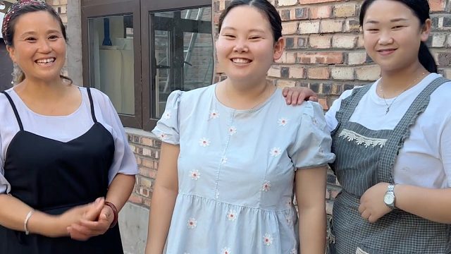 妞妞一家为哥哥过生，燕子感动的不知所措，农村细心备礼物真暖人