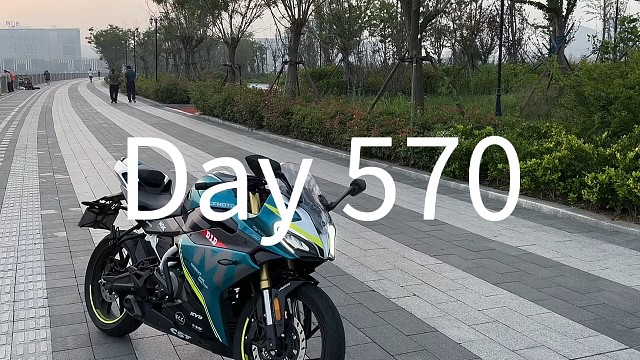 二选一：跟我骑车还是做我挡泥板？