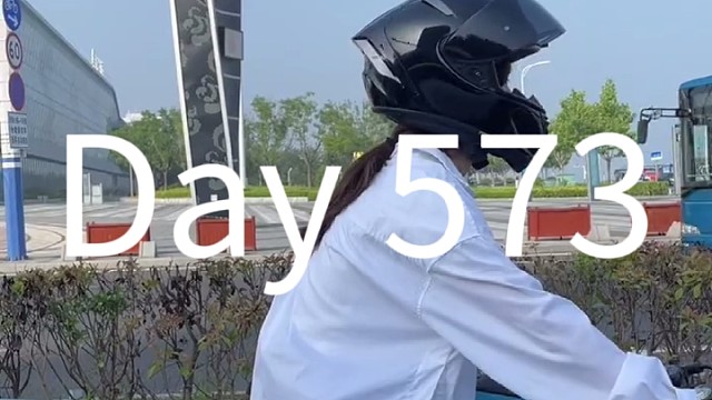 “出来骑车啊，把车骑烂，把心骑乱，冲