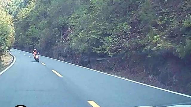 山区行车，切记强行超车