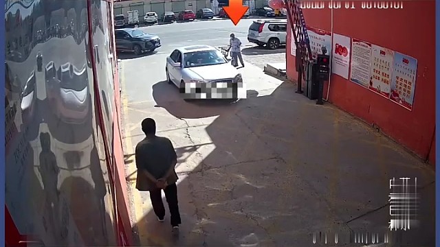 离了个大谱，为了躲避栏杆，竟然撞人了？