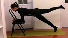 用椅子辅助练习马甲线，双手分开与肩同宽，每组做10个做三组，快去试试吧#马甲线马甲线 @抖音小助手