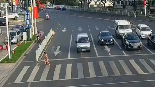 女司机抢行斑马线大妈下一秒直接被电动车撞翻
