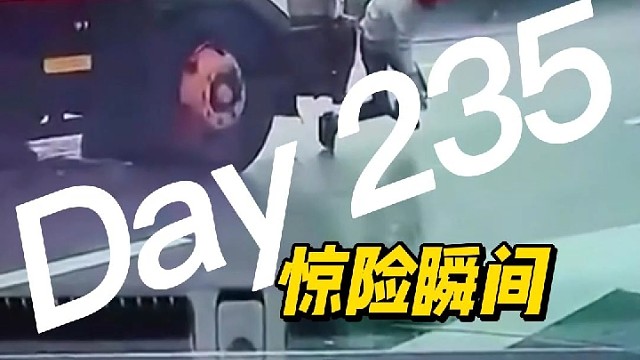 雨天电动车滑倒在马路中间，车主连滚带爬逃命，差点就去“报道”了