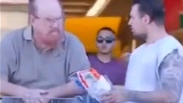 逛完超市出来，遇到陌生人找你要吃的，你会给吗？