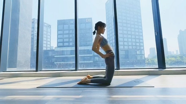 美女清晨瑜伽健身教学