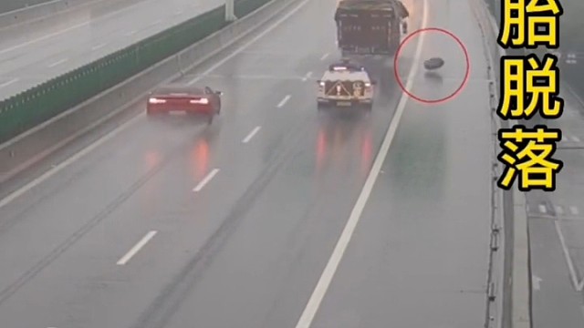 货物倾斜不听劝，警车跟了12公里，还是翻了