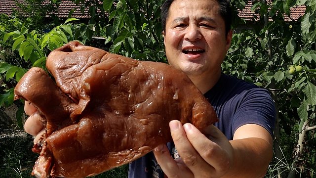 冰箱还有点牛头肉，配上自家种的辣椒炒一大盘，哈点小酒，真美呀