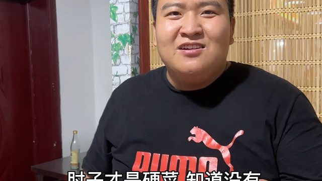 岳父偷偷去摘辣椒挣钱，闺女看到满眼心疼，女婿直接请二老下饭店