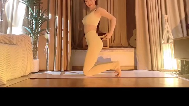 #有料视频#瑜伽翘臀#跟小姐姐一起练翘臀吧