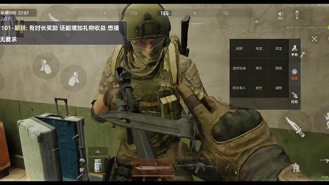 小伙子开心地笑了