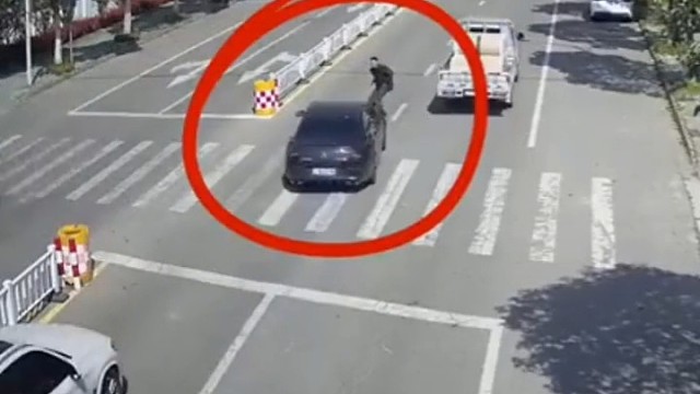 斑马线变道超车，下一秒直接将人撞飞