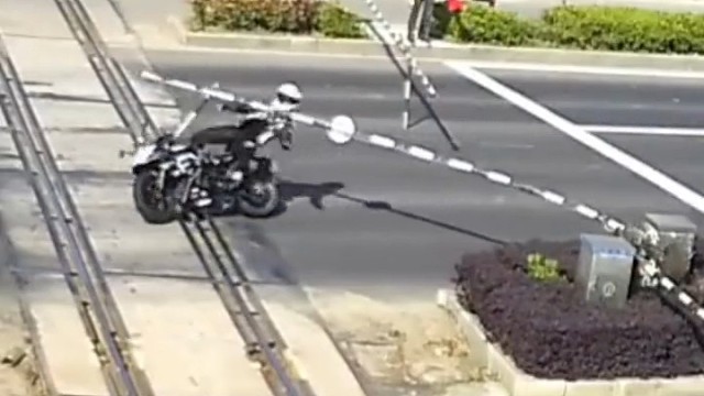 骑摩托车还分心驾驶，被拦下来了吧