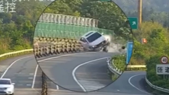 高速开车就好好开车，拿了个东西，翻车了