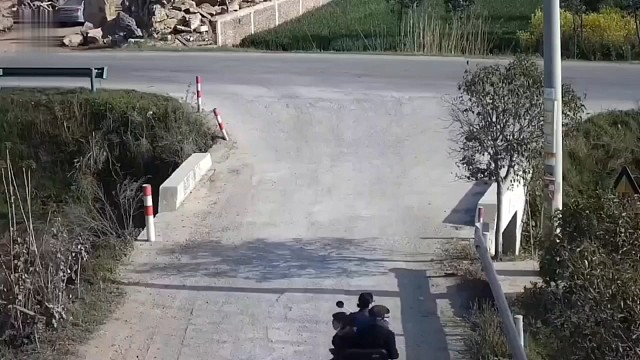 迷惑行为I！看见大货车来了反而加速