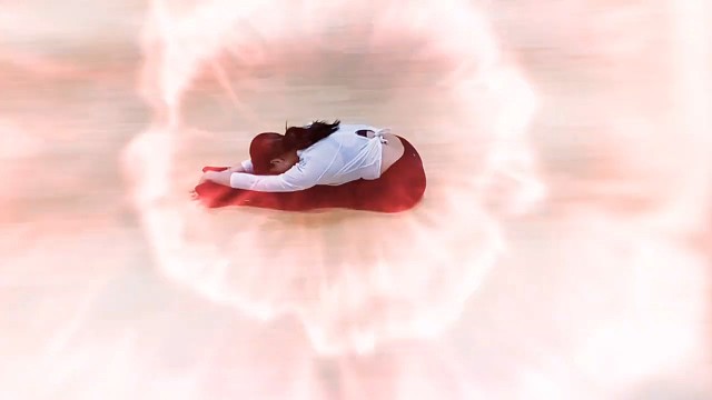 瑜伽老师亲自示范下腰动作