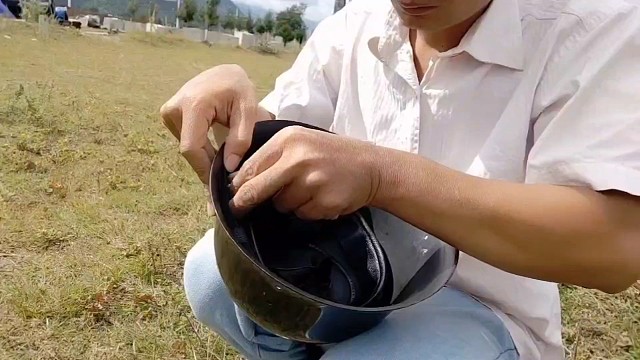 摩旅穷游浪子，钢盔做锅，树枝做筷，天为被地为床！泡面干起来。