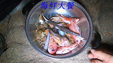 阿平又来夜潜赶海，抓获了好多海鲜上岸后煮面吃