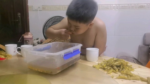 小侄子想吃毛豆，买两块钱香料，吃得得津津有味