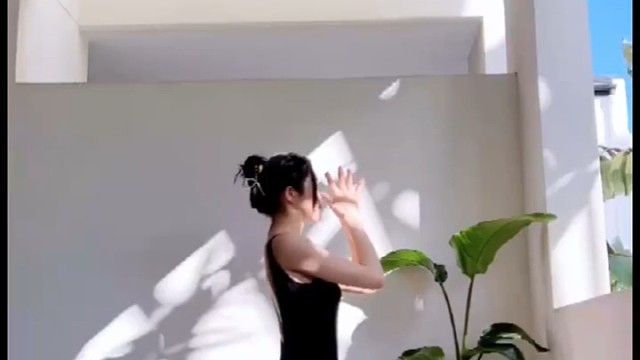 美女瑜伽老师又来教大家一起做瑜伽了