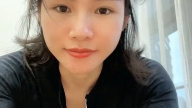 美女老师又来教大家新的瑜伽动作了，大家认真学呀！