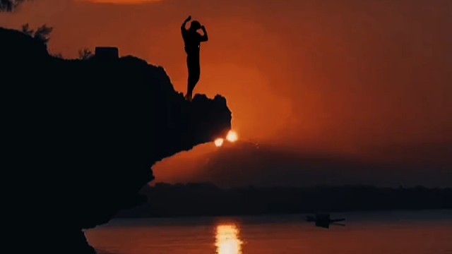 黄昏练习两年半的落山鸡瑜伽