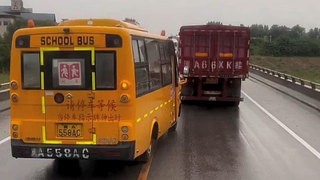 校车也敢怎么开？