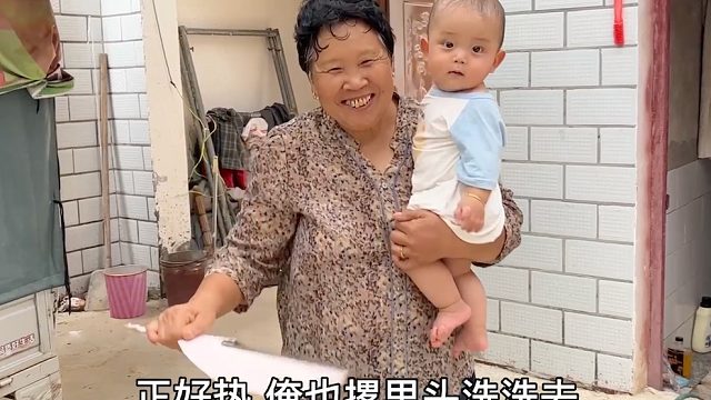 婆婆要看40多年闺蜜，儿媳为她化妆还送阿姨礼物，这装扮赛过整容