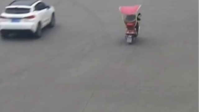 好险！行车不规范，亲人两行泪，还好人没事。